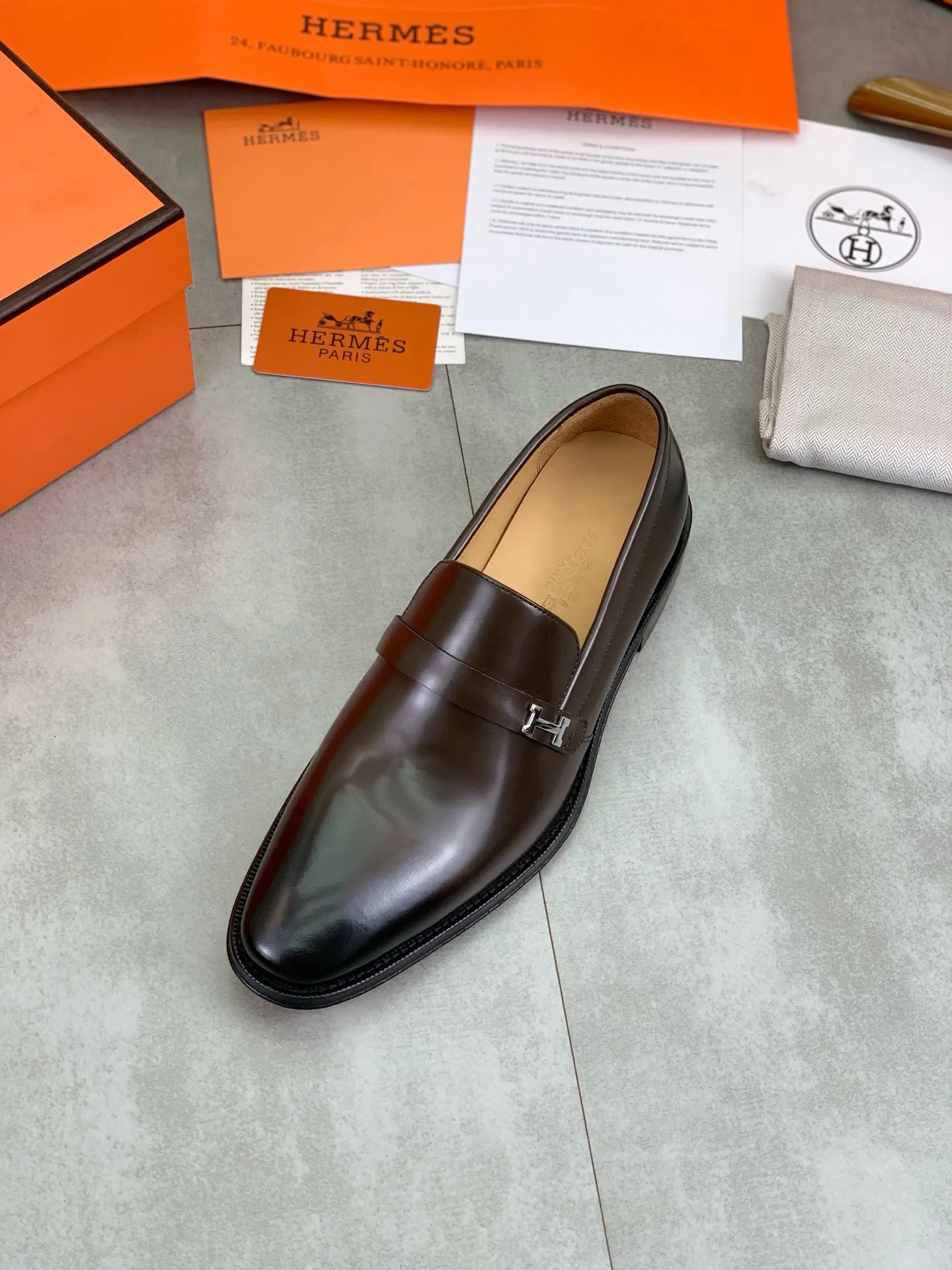 Factory price P960 💰Top version 💎💎💎 Original leather outsole Brand: Hermès (Hermès) Standard code: Men's size 39-44 (38, 45 can be customized) Grade: Same as the official website Original quality materials: Original soft calfskin Water-dyed cowhide lining Original Italian leather outsole Style categories: Men's fashion Formal casual leather shoes Slip-on men's shoes series Young fashion European and American trends, British style, colors: multiple options, counter packaging
